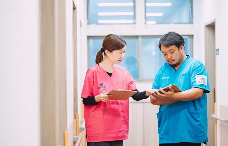 「一人で大丈夫？」「給与は下がる？」——訪問看護への転職、よくある疑問に正直に答えます