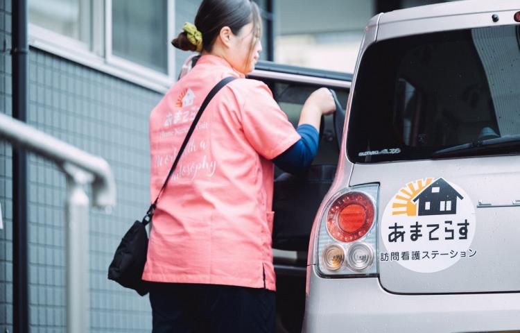 朝は直行、夕方は直帰。訪問看護師の「1日」を、タイムラインで見てみた
